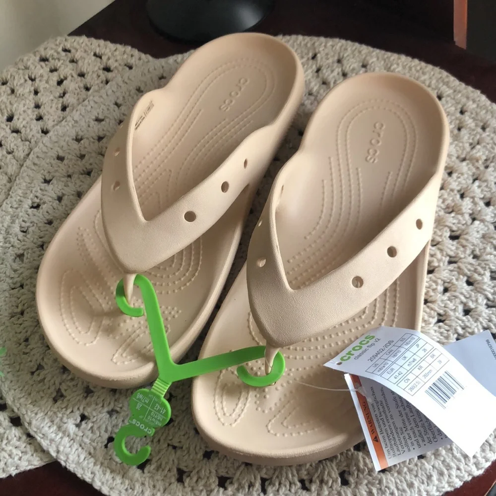 CROCS Unisex Classic Flip V2 Flop Tan Sandals
